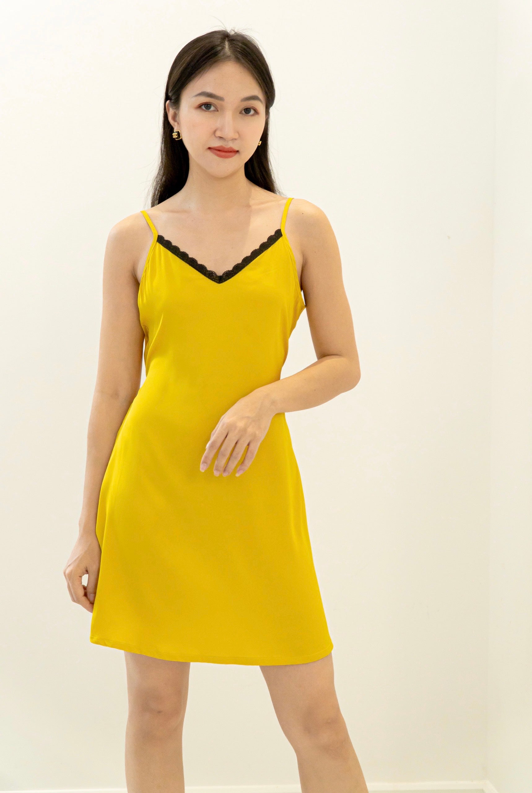 Đầm Lụa Ngắn Trống Lưng